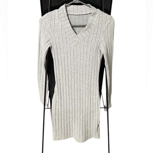 Elegant Gray Ribbed Dress - Picture 4 of 4